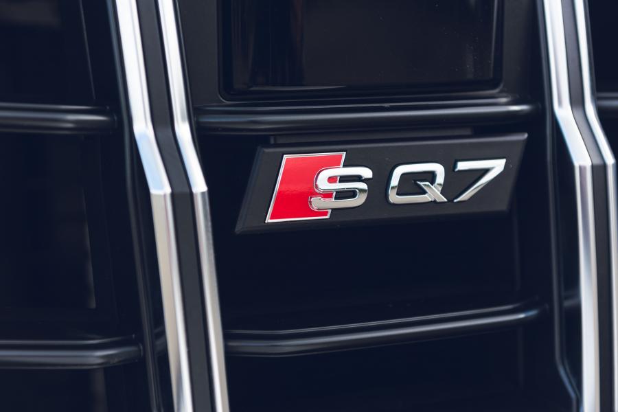 Логотип Audi SQ7 TDI (4M) 2019 года  (UK) (фото 3 из 46)